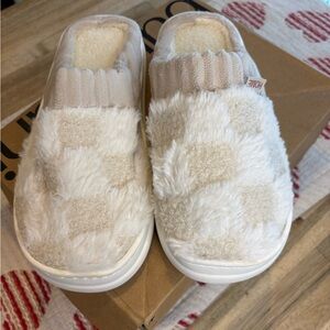 Home Essentials Cream and White Women Slippers